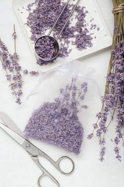 Doftande Dospåse Med Torkade Lavendelblommor Och Sax Vitt Träbord Platt — Stockfoto