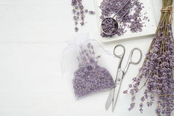 Doftande Dospåse Med Torkade Lavendelblommor Och Sax Vitt Träbord Platt — Stockfoto