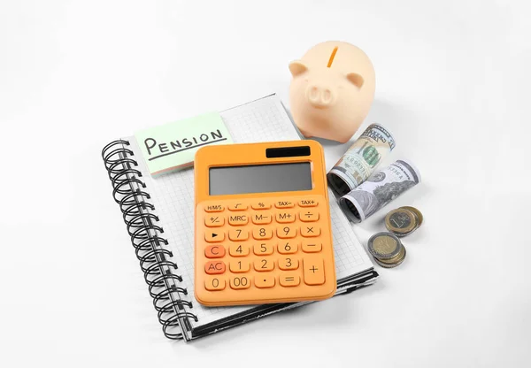 Calculadora Banco Porquinho Dinheiro Fundo Branco Conceito Pensão — Fotografia de Stock