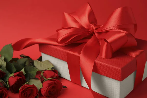 Piękne Pudełko Kokardą Różami Czerwonym Tle Zbliżenie — Zdjęcie stockowe