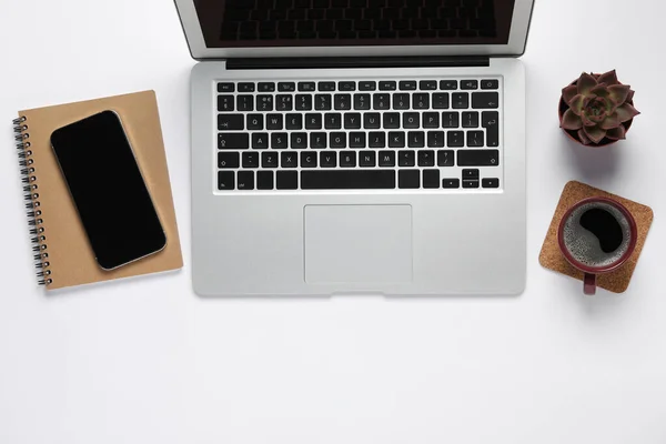 Modern Laptop Krukväxt Smartphone Och Kopp Kaffe Vitt Bord Platt — Stockfoto
