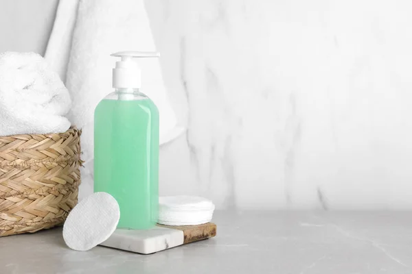 Botella Producto Limpieza Facial Almohadillas Algodón Toalla Sobre Mesa Gris —  Fotos de Stock