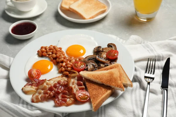 传统的英式早餐放在灰色桌子上 — 图库照片