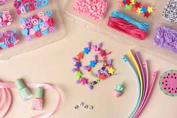 Handgemaakte Sieraden Kit Voor Kinderen Kleurrijke Kralen Polsbandjes Lint Armbanden — Stockfoto