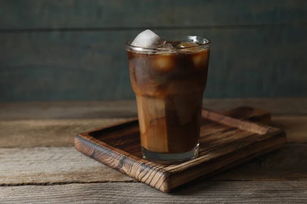 Szklanka Pysznej Mrożonej Kawy Mlekiem Drewnianym Stole — Zdjęcie stockowe