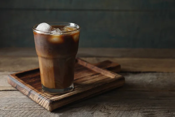 Szklanka Pysznej Mrożonej Kawy Mlekiem Drewnianym Stole Miejsce Tekst — Zdjęcie stockowe