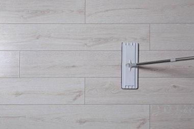 Ahşap zemini paspasla temizliyorum. Metin için boşluk