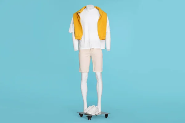 Maniquí Masculino Con Zapatillas Deporte Vestidas Con Camiseta Blanca Pantalones — Foto de Stock