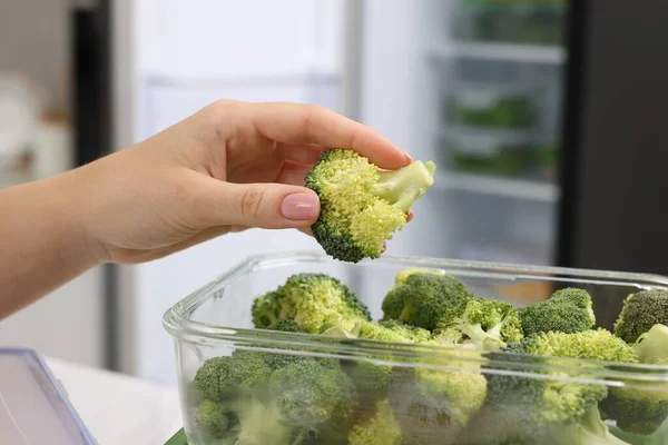 Wanita Menempatkan Brokoli Hijau Dalam Wadah Kaca Dapur Closeup Penyimpanan — Stok Foto