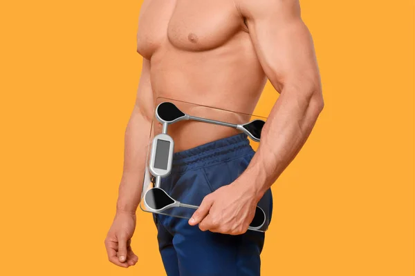 Athletic Man Holding Scales Orange Background Closeup Weight Loss Concept — Stock Photo, Image