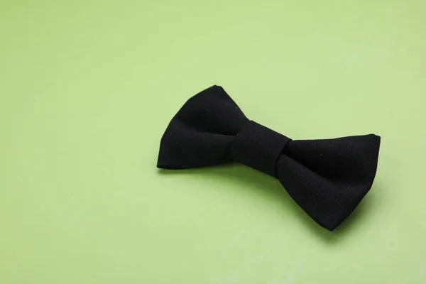 Gravata Elegante Arco Preto Fundo Verde Claro Espaço Para Texto — Fotografia de Stock