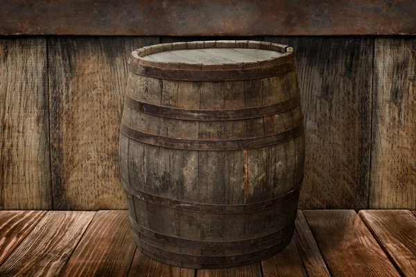 質感の壁の近くに茶色の表面に1本の木製の樽 — ストック写真