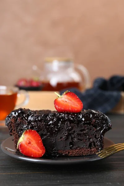 Pedazo Sabroso Pastel Esponja Chocolate Con Fresas Mesa Madera Negra —  Fotos de Stock