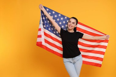 4 Temmuz - ABD 'nin Bağımsızlık Günü. Sarı arka planda Amerikan bayrağı olan mutlu kadın, mesaj için boşluk