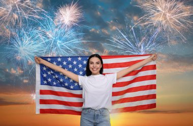 4 Temmuz - Amerika 'nın Bağımsızlık Günü. Amerika Birleşik Devletleri bayrağını havai fişeklerle tutan mutlu kadın.