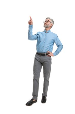 Beyaz arka planda şık giyinen olgun iş adamı.