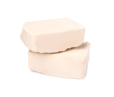 Sıkıştırılmış maya blokları beyaza izole edildi