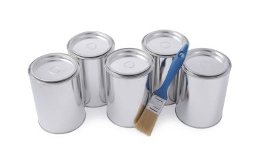 Beyaz arkaplanda boya ve fırça kutuları