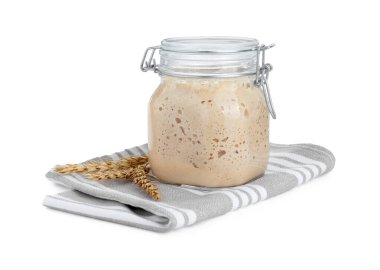 Taze yapraklar ve beyaz buğday başakları.