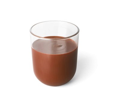 Beyaz üzerine izole edilmiş bir bardak lezzetli çikolata.