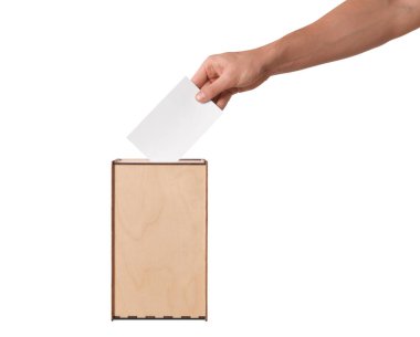 Adam onun oy oy sandığı beyaz zemin üzerine, closeup koyarak.