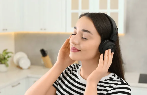 Schöne Frau Mit Kopfhörer Genießt Musik Der Küche — Stockfoto