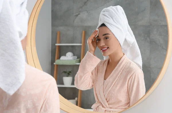 Vacker Kvinna Frotté Handduk Bort Makeup Med Bomullspad Nära Spegeln — Stockfoto