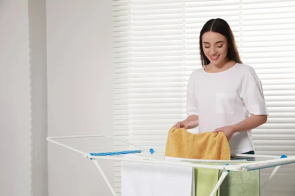Vrouw Opknoping Schone Badstof Handdoeken Droogrek Binnen — Stockfoto