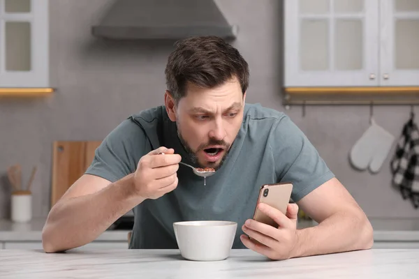Mann Benutzt Smartphone Beim Frühstück Tisch Der Küche Internetsucht — Stockfoto