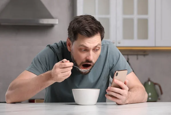 Mann Benutzt Smartphone Beim Frühstück Tisch Der Küche Internetsucht — Stockfoto