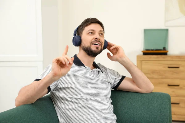 Bel Homme Dans Les Écouteurs Profiter Musique Sur Canapé Intérieur — Photo