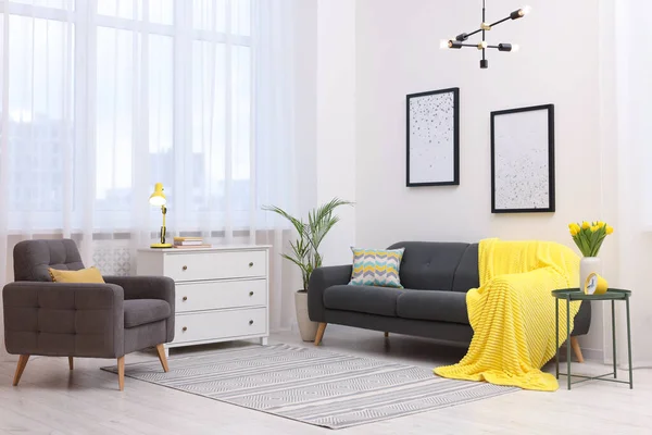 Spring Atmosphere Stylish Living Room Interior Comfortable Furniture Bouquet Beautiful — Zdjęcie stockowe