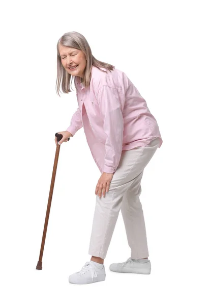 有手杖的老年妇女 有白色背景 膝部疼痛 — 图库照片