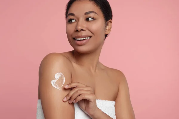 Jonge Vrouw Aanbrengen Lichaam Crème Arm Roze Achtergrond — Stockfoto