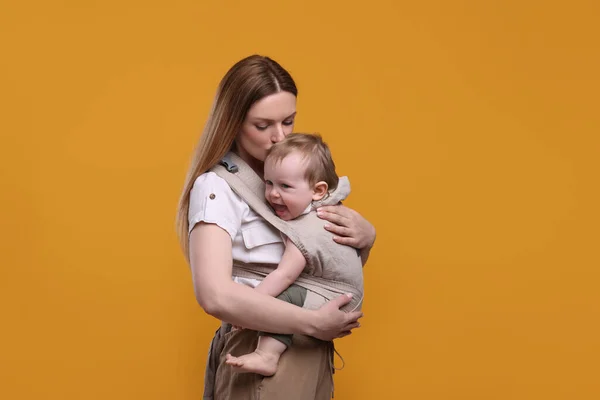 Madre Che Tiene Bambino Fionda Marsupio Sfondo Arancione — Foto Stock