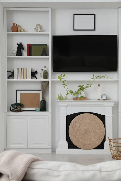 Gemütliche Raumausstattung Mit Stilvollen Möbeln Dekorativem Kamin Und Fernseher — Stockfoto