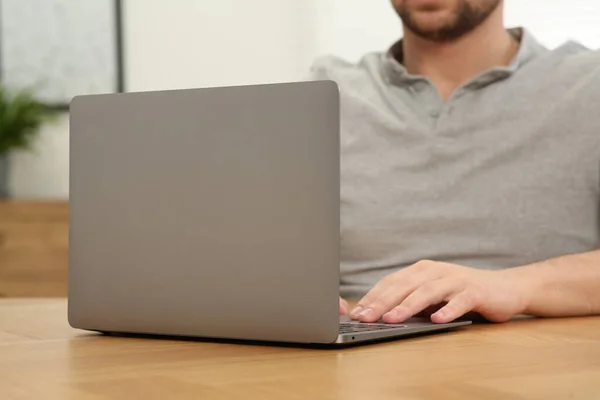Orang Yang Bekerja Dengan Laptop Meja Kayu Dalam Ruangan Close — Stok Foto