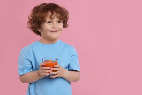 Χαριτωμένο Μικρό Αγόρι Ένα Ποτήρι Φρέσκο Χυμό Ροζ Φόντο Χώρος — Φωτογραφία Αρχείου
