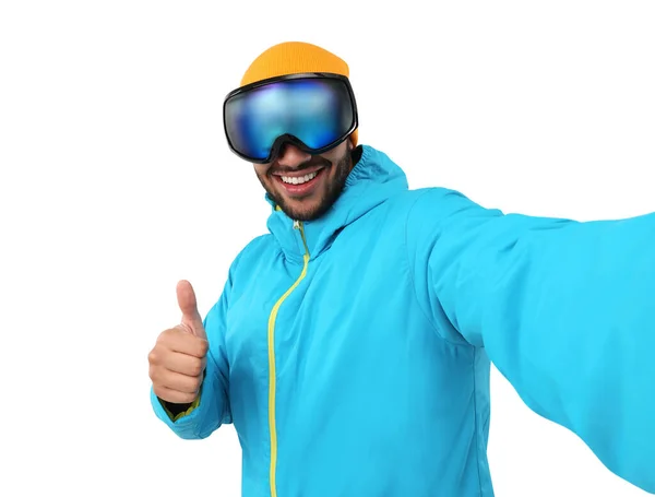 Glimlachende Jongeman Skibril Nemen Selfie Tonen Duimen Omhoog Witte Achtergrond — Stockfoto