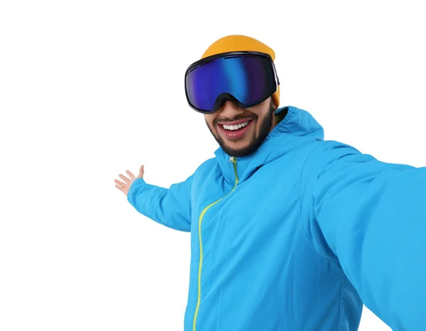 Sorrindo Jovem Óculos Esqui Tomando Selfie Fundo Branco — Fotografia de Stock