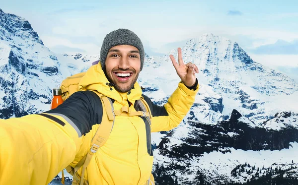 Ευτυχισμένος Τουρίστας Σακίδιο Λήψη Selfie Χιονισμένα Βουνά — Φωτογραφία Αρχείου