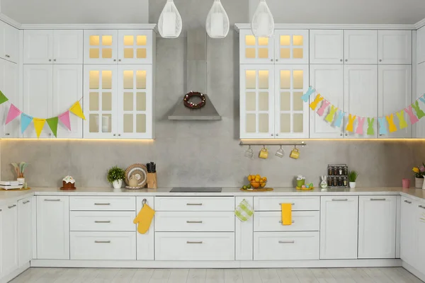 カラフルなイースターの装飾が施されたスタイリッシュな白いキッチン — ストック写真