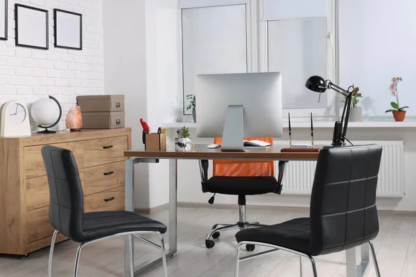 Ofisteki Ziyaretçiler Için Rahat Masası Bilgisayarı Sandalyeleri Olan Şık Bir — Stok fotoğraf