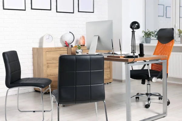 时尚总监的工作场所 配备舒适的办公桌 电脑和椅子 供来访者在办公室里使用 室内设计 — 图库照片