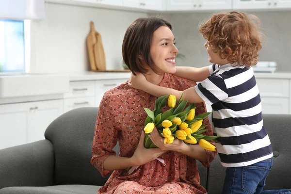Kisfiú Gratulál Anyjának Otthon Töltött Anyák Napjával Hely Sms Ezéshez — Stock Fotó