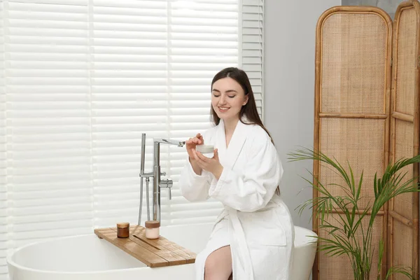 Gyönyörű Fehér Köntösben Alkalmazó Krém Fürdőszobában — Stock Fotó