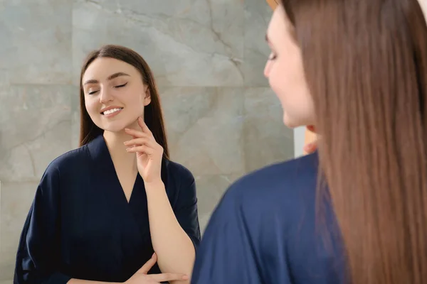 Mulher Bonita Roupão Azul Perto Espelho Dentro Casa — Fotografia de Stock