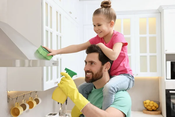 Limpieza Primavera Padre Hija Ordenando Juntos Cocina — Foto de Stock