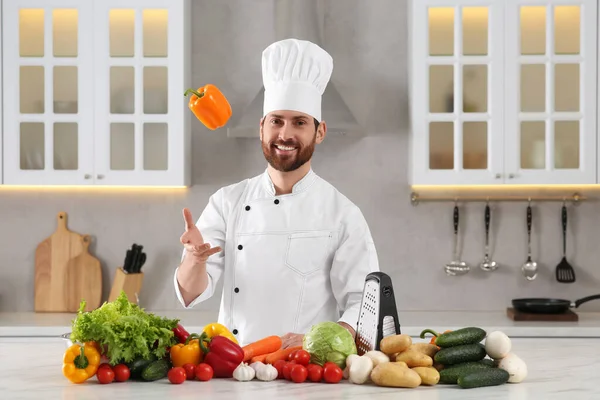 Ritratto Chef Professionista Che Lancia Peperoni Vicino Alle Verdure Tavolo — Foto Stock