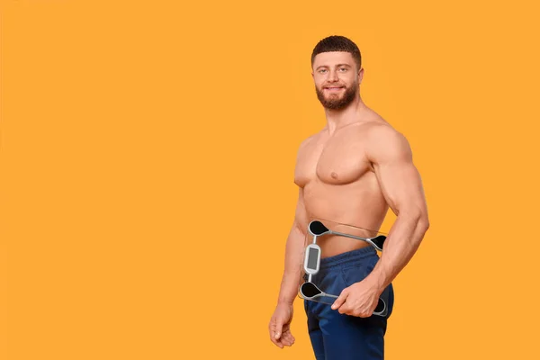 一个有着橙色背景和文字空间的快乐运动员的画像 体重减轻概念 — 图库照片
